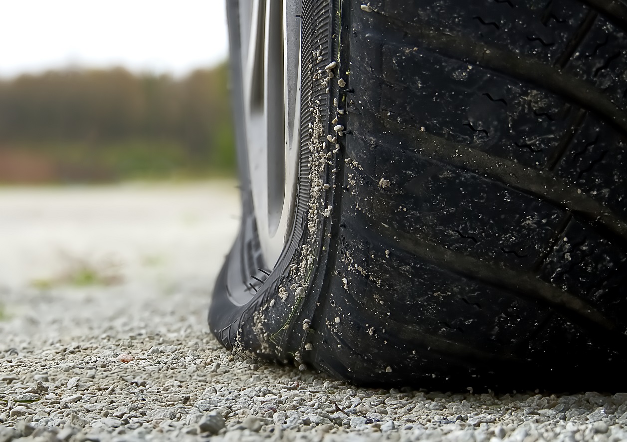 Vandalismus am Autoreifen: zerstochener Reifen 