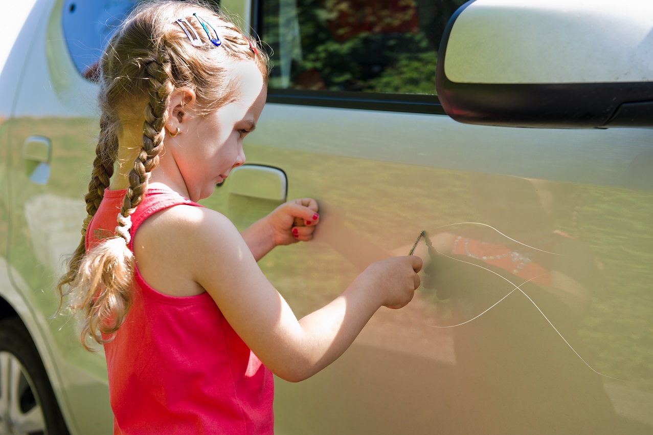 Ein Schaden am Fahrzeug, der durch Kinder verursacht wird, kann als Vandalismus eingestuft werden
