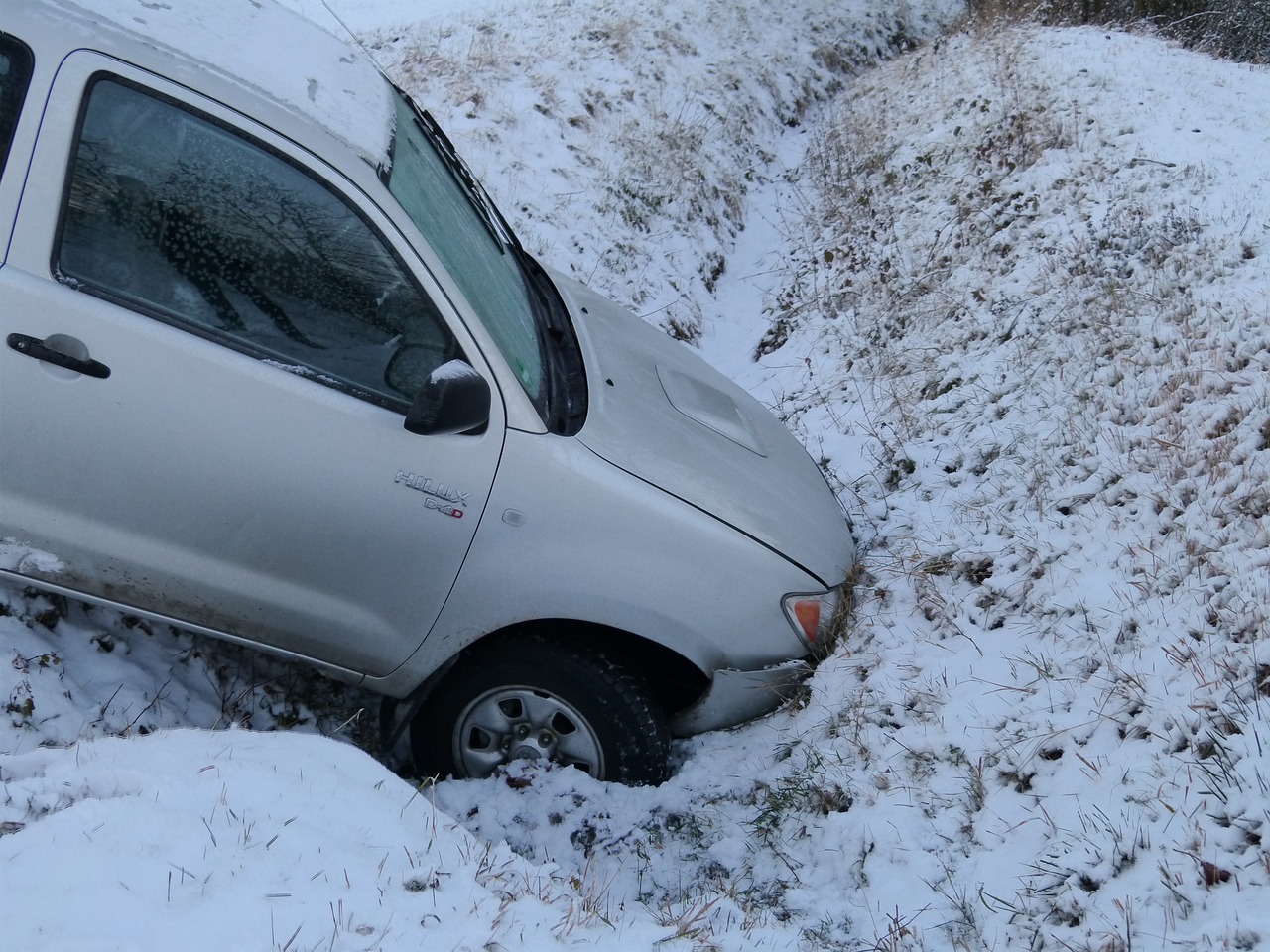 Witterungsverhältnisse wie Schnee, Starkregen oder Glatteis gehören auch in den Unfallbericht